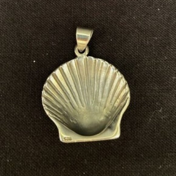 Sterling Silver Scallop Shell Seashell Pendant ~ 4 g Coastal Beachy - Picture 2 of 4